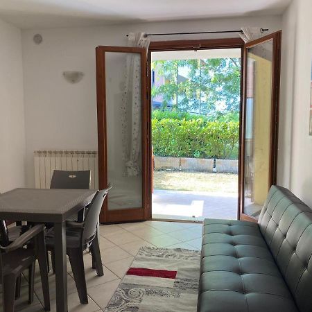 Appartamento Il Faro Con Giardino In Residence Con Piscina 데센자노델가르다 외부 사진