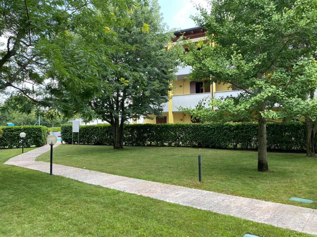 Appartamento Il Faro Con Giardino In Residence Con Piscina 데센자노델가르다 외부 사진